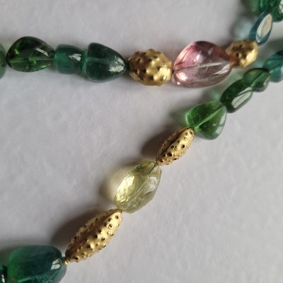 Barbara-Kollross_Schmuck_Turmalinkette mit goldenem Tang_4