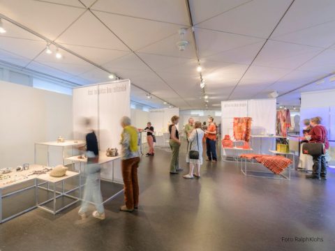 Besucher in der Ausstellung Achtung Kunsthandwerk BdK Foto:RalphKlohs